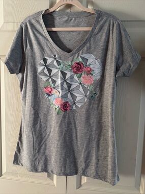 Disney Mickey/Spaceship Earth v-Neck T-Shirt - Size Large